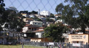 Campo de futebol no Barreiro é reformado pela Prefeitura