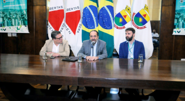 Três autoridades sentadas à mesa, no salão Nobre da PBH: secretário de Desenvolvimento Econômico, Cláudio Beato; prefeito de Belo Horizonte, Alexandre Kalil; e diretor-presidente da Prodabel, Leandro Garcia.