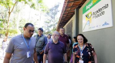 Secretário municipal de Saúde, Jackson Machado Pinto, percorre com sua equipe a Academia da Cidade instalada no Parque Jardim Belmonte, durante o dia.