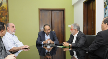 O prefeito Alexandre Kalil, sentado em frente à mesa, acompanhado do secretário da Fazenda, Fuad Noman, e do secretário de Saúde, Jackson Machado Pinto.