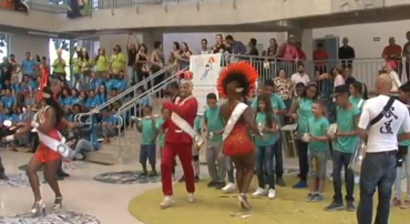 Sambistas tocam música e passistas dançam samba no lançamento de marchinha de carnaval contra exploração sexual e trabalho infantil pela Prefeitura