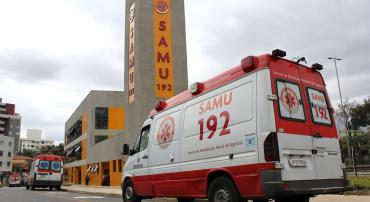 Quatro ambulâncias do SAMU estacionadas em frente à sua sede. 