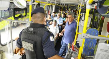 Guarda Municipal acompanha viagem em coletivo de BH. O ônibus tem cerca de 10 pessoas