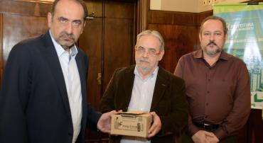 O prefeito Alexandre Kalil entrega caixa de fitas de glicemia ao secretário municipal de educação Jackson Pinto