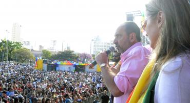 Prefeito Alexandre Kalil fala para cidadãos durante a Parada do Orgulho LGBT em BH: "Em quatro anos faremos a maior Parada do Brasil", disse.