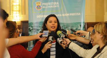 Secretária de Políticas Sociais, Maíra Colares, dá entrevista coletiva para imprensa no Salão Nobre da PBH
