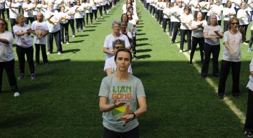 Milhares de praticantes se reúnem no estádio Independência para comemorar 10 anos de Lian Gong em Belo Horizonte