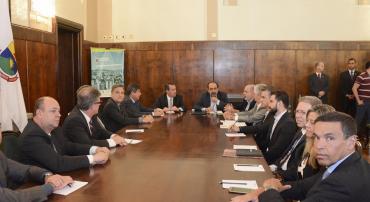 Prefeito de Belo Horizonte, Alexandre Kalil, em mesa com o presidente da Caixa Econômica Federal, Gilberto Occhi, e autoridades municipais.