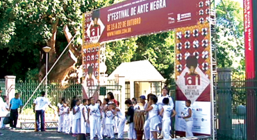 Mais de quinze pessoas, a maioria de branco, se preparam para jogar capoeira na porta do Parque Municipal Américo Renneé Giannetti, na abertura do Festiva de Arte Negra 2017
