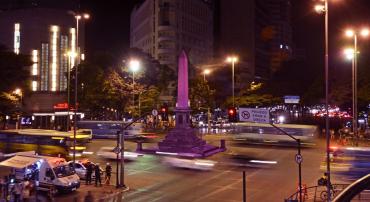 Obelisco da Praça Sete de Setembro iluminado de rosa pela prevenção do câncer de mama. 