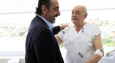 Prefeito Alexandre Kalil conversa com paciente que está internado no Hospital do Barreiro durante inauguração dos novos leitos da instituição