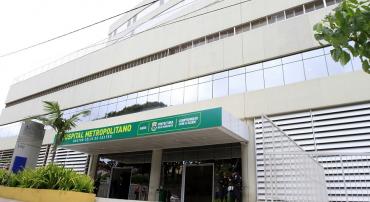 Fachada do Hospital Metropolitano Dr. Célio de Castro, conhecido como Hospital do Barreiro, durante o dia.