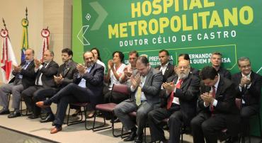 Prefeito de Belo Horizonte, Alexandre Kalil, bate palmas na inauguração de novos leitos do Hospital do Barreiro junto a autoridades. 