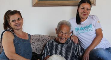 Programa Maior Cuidado realiza atendimento domiciliar a pessoas idosas dependentes e semidependentes, garantindo qualidade de vida.