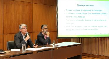 Célio Bouzada, presidente da BHTrans, fala durante a coletiva sobre regulamentação dos aplicativos de transporte de passageiros