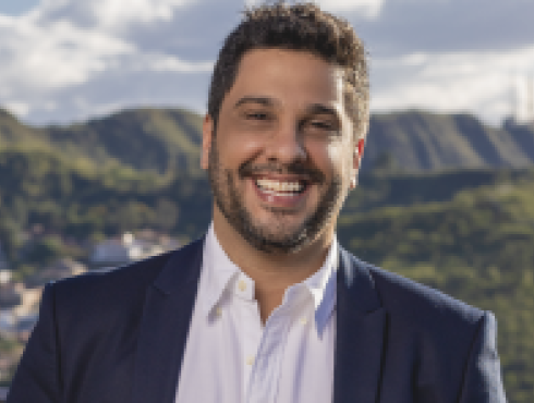 Gilberto Castro posa em espaço fechado, usando blusa na cor branca