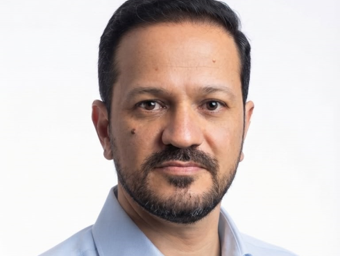 Rafael Murta Resende - Diretor de Ação Regional e Operação (DRO) Homem adulto, de cabelos curtos escuros e barba aparada, usando camisa social azul-clara. Está de frente para a câmera, com expressão séria e fundo branco, em um retrato com aparência profissional.