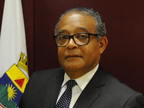 Secretário Municipal de Segurança e Prevenção - Subsecretário de Qualidade e Controle - Genilson Ribeiro Zeferino, posa em uma fotografia em local fechado com terno de tom cinza escuro, gravata e camisa de cor branca.