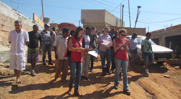 Técnicos da PBH realizam caminhada de reconhecimento da comunidade Dandara