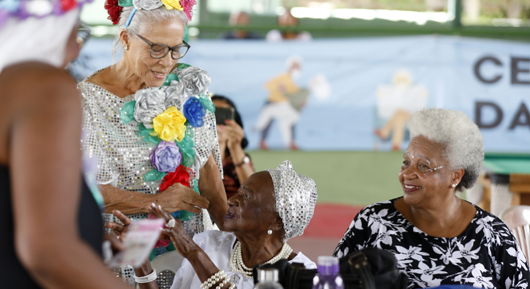 PBH realiza oficina para produção de adereços carnavalescos para idosos no CRPI