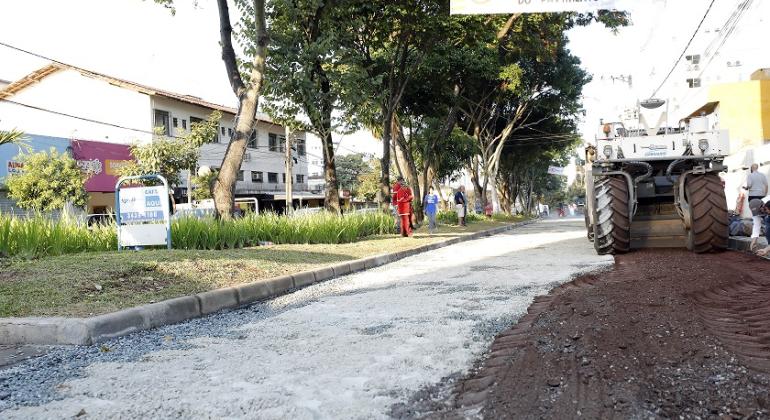Força-tarefa da PBH inicia limpeza e revitalização em avenida da Pampulha