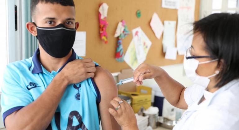 Morador de Belo Horizonte é vacinado contra a Covid-19