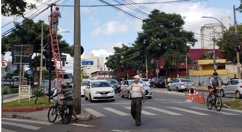 Profissionais trocando os cabos