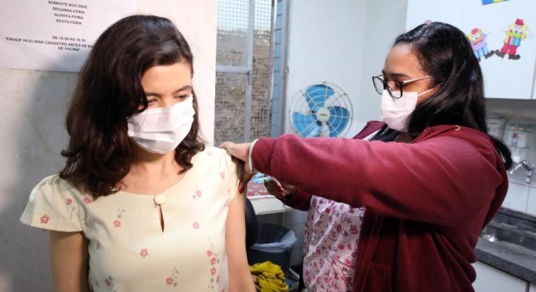 Vacinação contra Meningite C é ampliada para alunos e trabalhadores da educação Estudante recebendo vacina
