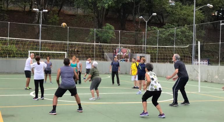 Pessoas acima de 50 anos jogando Vôlei