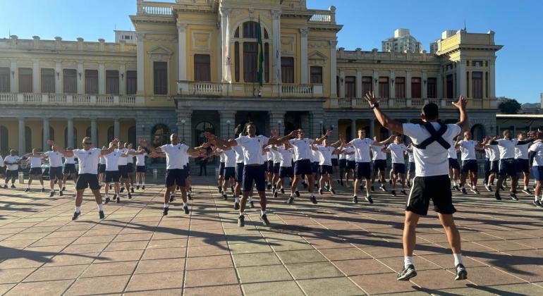 Agentes fazem aquecimento para a 1ª Corrida da Guarda Municipal em Treinão Oficial