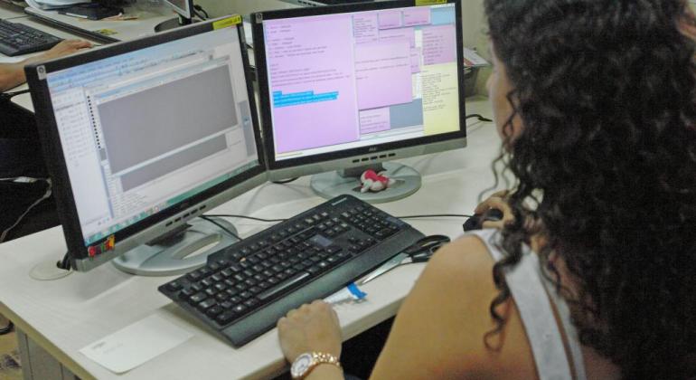 PBH abre mais de 2.500 vagas para formação em tecnologia da informação Estudante usando o computador
