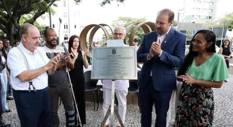 PBH inaugura monumento em memória às vítimas da covid e profissionais da saúd