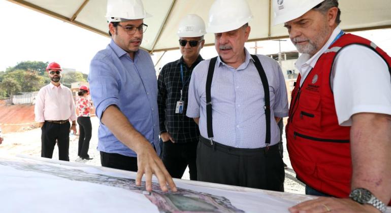 Prefeito Fuad Noman visita obras de bacia de drenagem no Córrego Ferrugem