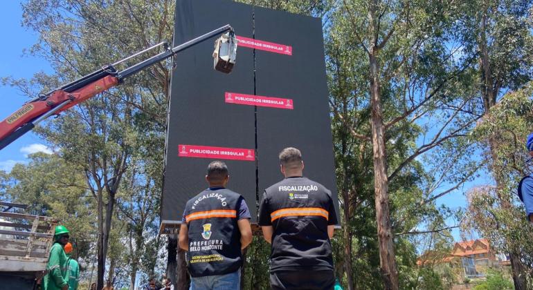 Prefeitura de BH realiza operação para combater publicidade irregular