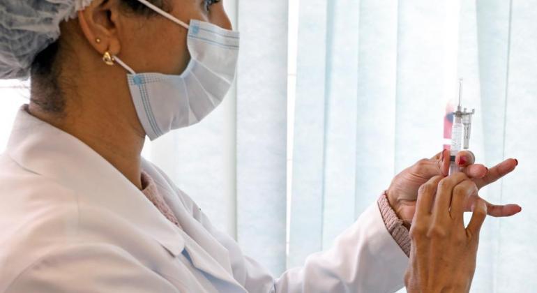 Vacinação de crianças de 3 e 4 anos contra a Covid-19 acontecerá em 27 Centros de Saúde de Belo Horizonte Profissional da saúde manuseando vacina