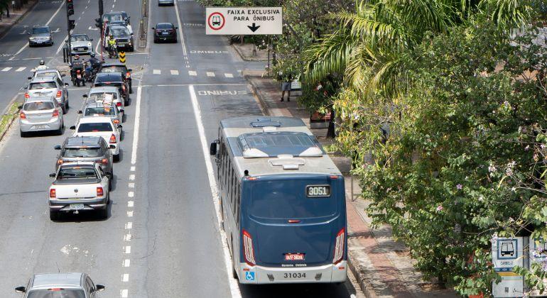 Carros poderão usar novas faixas exclusivas dos ônibus nos fins de semana