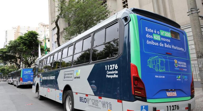 Prefeitura de BH entrega novos ônibus do transporte coletivo da capital