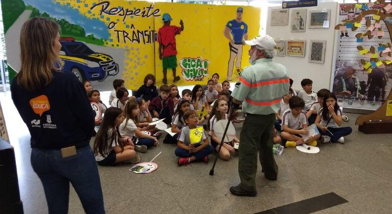 BHTrans participa da Semana Nacional de Trânsito 2022 Crianças sentadas e aprendendo sobre o trânsito