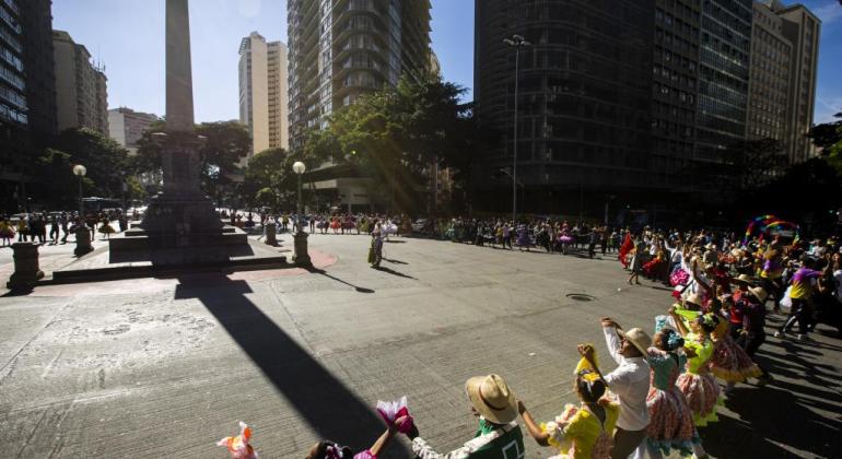 Cortejo Junino desfila pelas ruas do Centro de Belo Horizonte neste sábado (15)