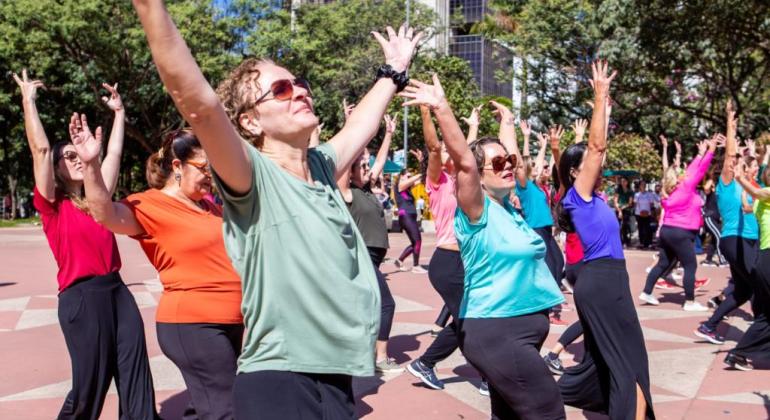 A Rua é Nossa terá shows, gastronomia, danças e yoga, neste domingo (11) População na Praça da Assembleia