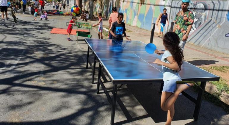 Atividades recreativas em vias continuam interrompidas neste domingo de Enem Crianças brincando na rua