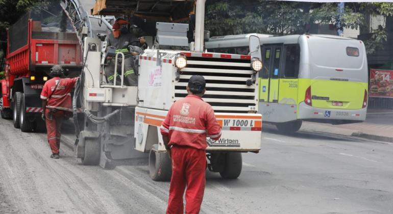 Imagem de obras de reconstrução da cidade sendo feitas na Prudente de Morais