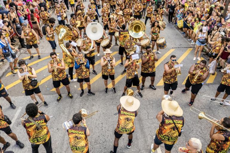 Prazo de cadastramento dos blocos de rua para o Carnaval de 2027 é ampliado até esta segunda-feira (21) Integrantes da bateria de um bloco de carnaval, em atividade, na rua.