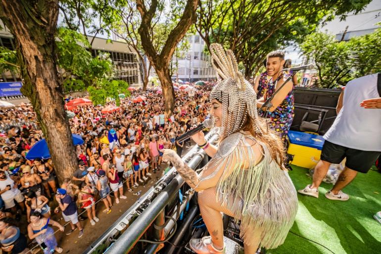 PBH é pioneira na publicação do edital de auxílio financeiro aos blocos para o Carnaval de 2027 Artista se apresenta em cima de trio elétrico para uma multidão durante festa de Carnaval em Belo Horizonte.