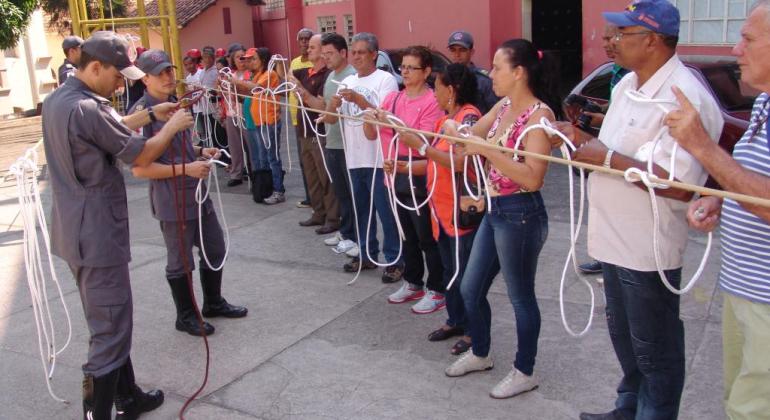 Prefeitura e Bombeiros capacitam voluntários para o período de chuvas População se capacitando para o período de chuvas