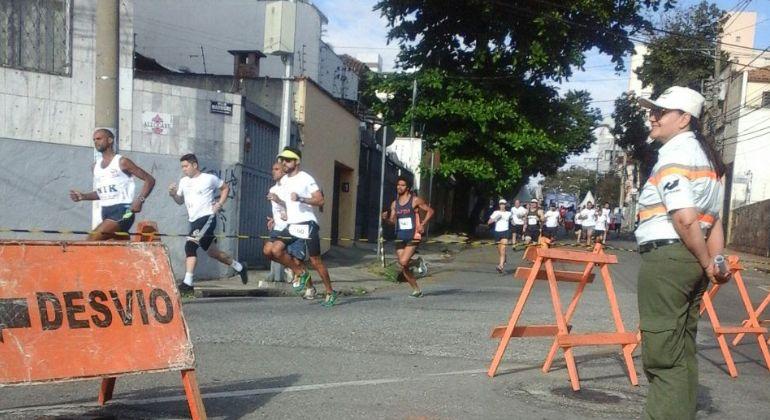 Operação de trânsito e transporte para a 11ª Corrida do Cruzeiro, na Pampulha Pessoas correndo e BHTrans monitorando