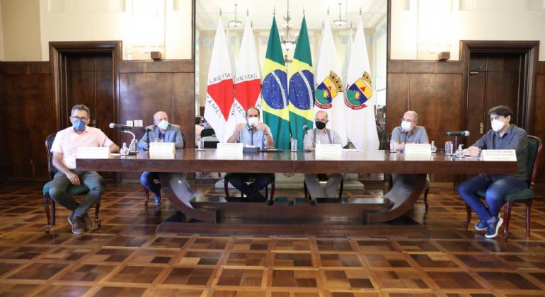 PBH adia aulas de crianças de 5 a 11 anos e anuncia exigência de teste em evento Mesa principal da entrevista coletiva concedida no Salão Nobre da PBH