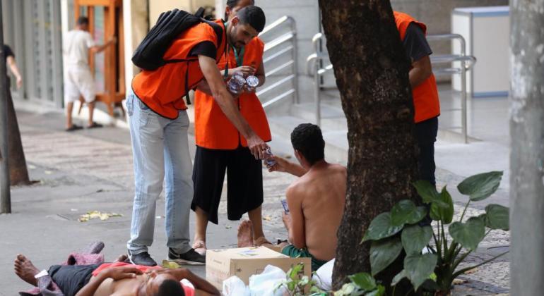 Prefeitura de BH inicia distribuição de água para população em situação de rua Prefeitura de BH inicia distribuição de água para população em situação de rua