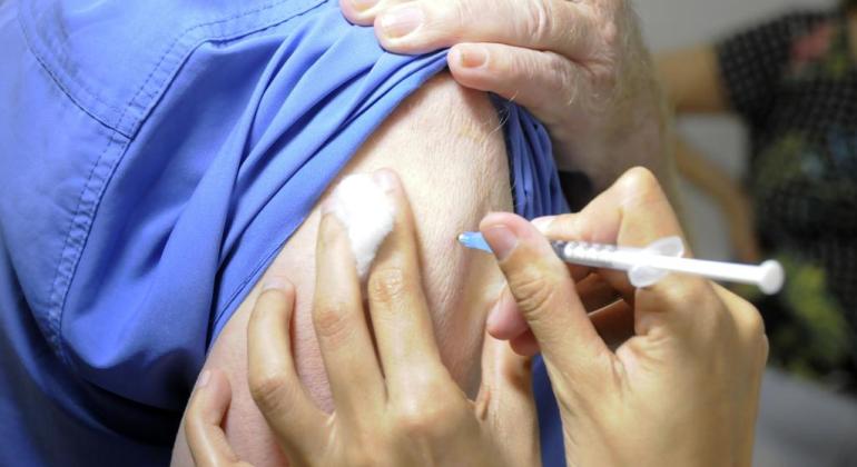 Prefeitura inicia vacinação da bivalente em trabalhadores da saúde Prefeitura inicia vacinação da bivalente em trabalhadores da saúde