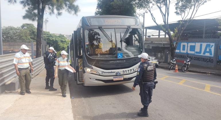 Operação Tolerância Zero da PBH emite 21 autuações a ônibus no bairro Betânia